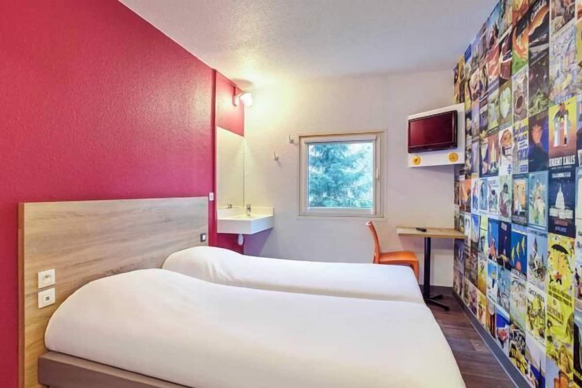 Escritorio, sistema de insonorización, wifi gratis y ropa de cama