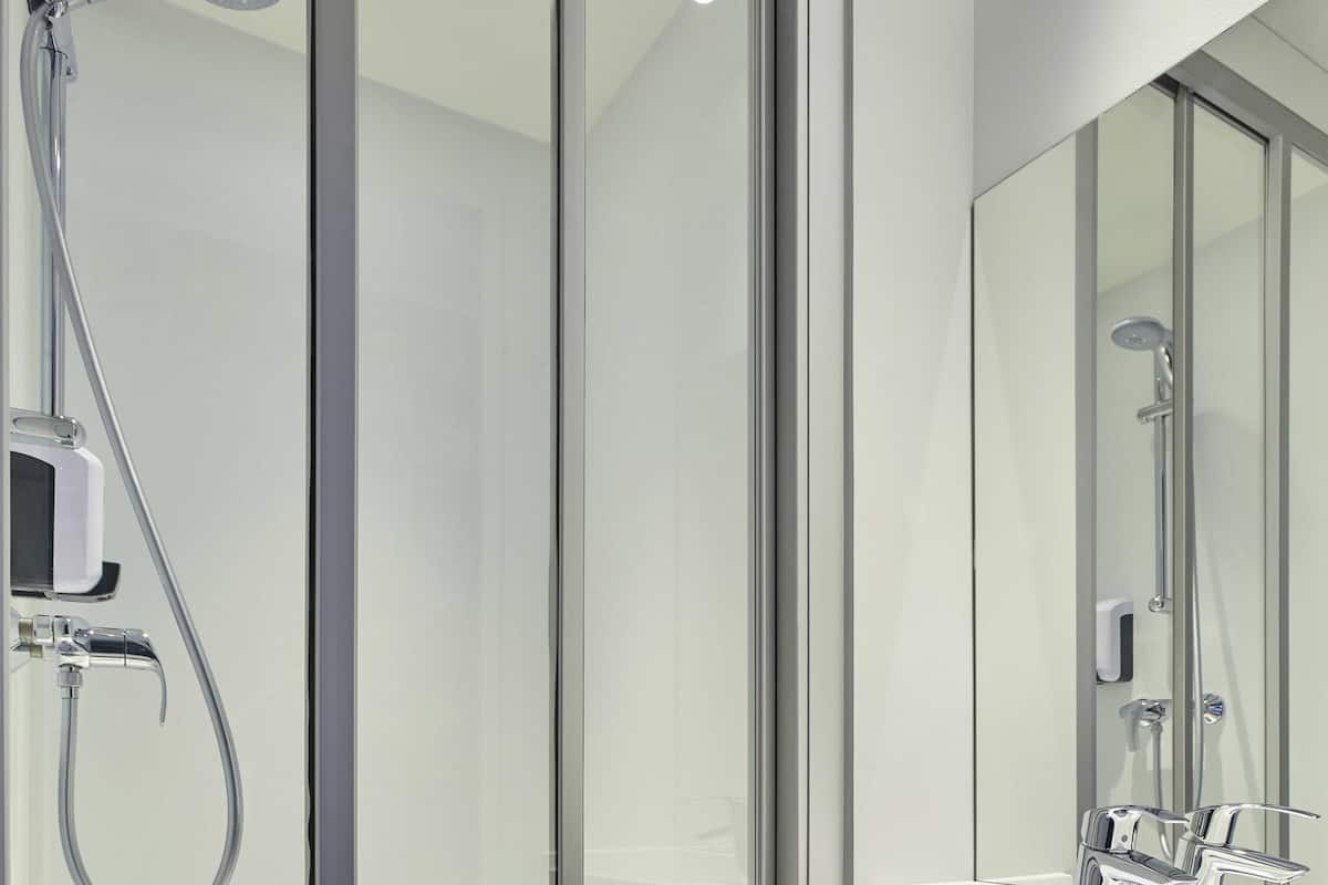 Habitación, 1 cama matrimonial, baño privado (Cabrio) | Escritorio, insonorización, wifi gratis y ropa de cama