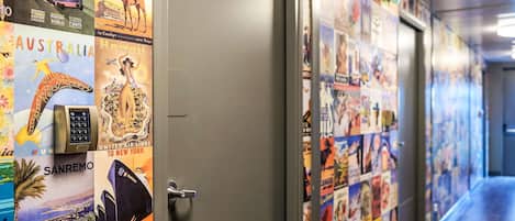 مكتب وتجهيزات عازلة للصوت وواي فاي مجانًا وملاءات أسرّة