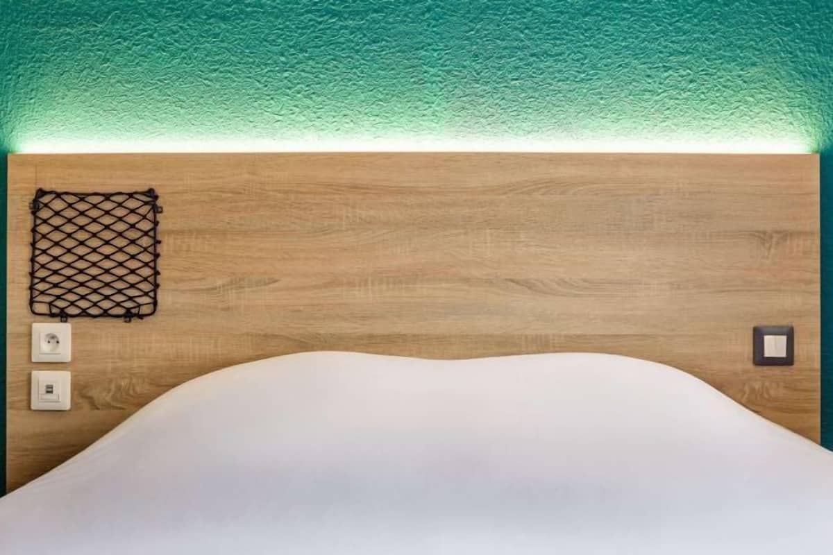 Desk, soundproofing, free WiFi, bed sheets