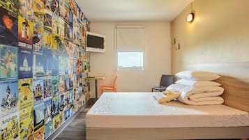 Desk, soundproofing, WiFi (free), bed sheets