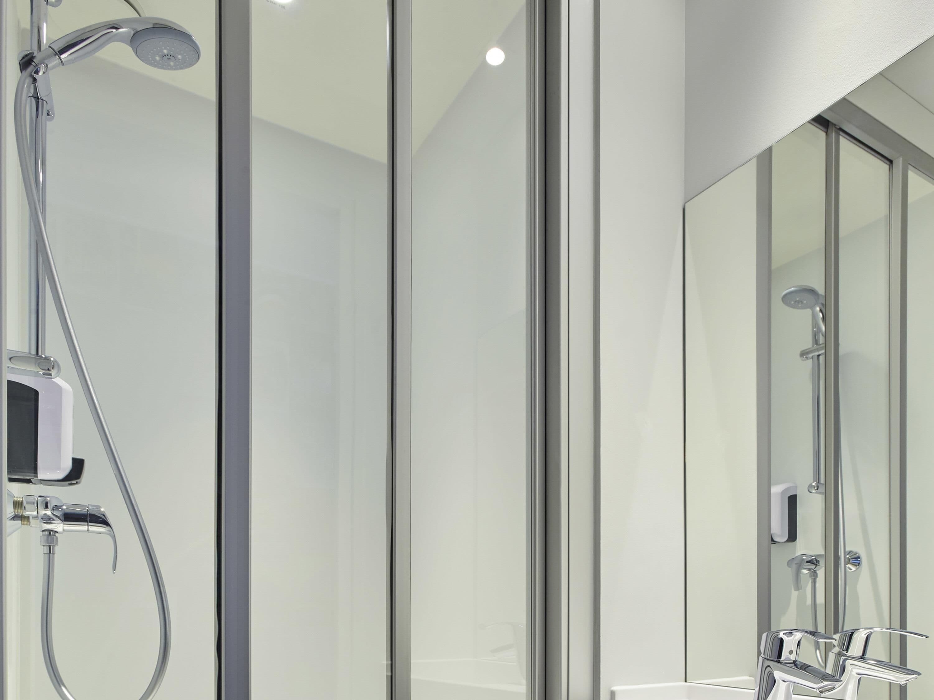 Escritorio, sistema de insonorización, wifi gratis y ropa de cama 