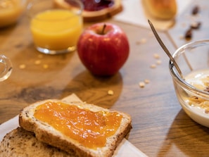 A breakfast setting with toast, apple, orange juice, and a bowl of cereal. - hotelF1 Paris Saint-Denis Université (Saint-Denis)