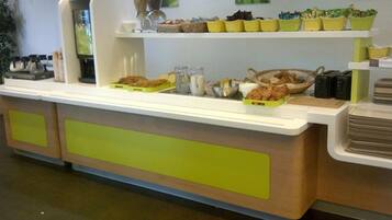 Petit déjeuner buffet (6.15 EUR par personne)