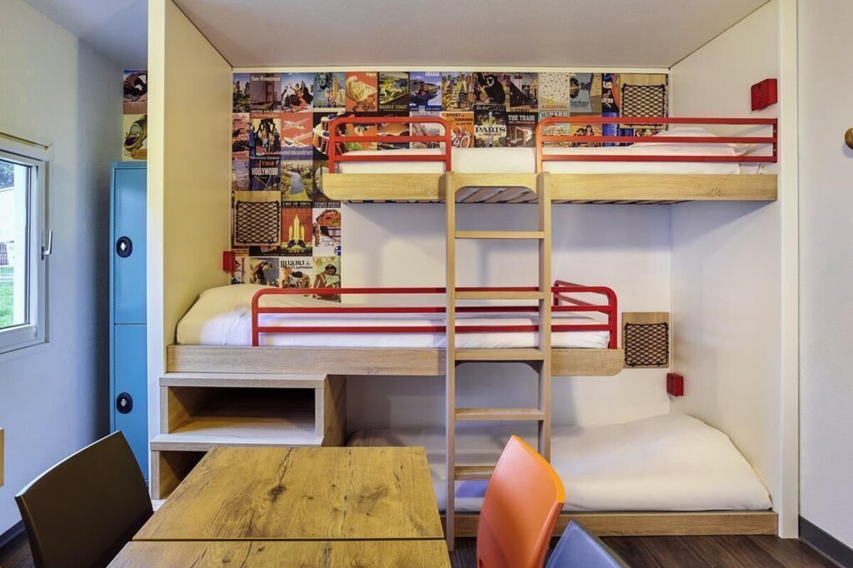 Soundproofing, free WiFi, bed sheets