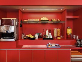 Se ofrece un desayuno bufé (5.9 EUR por persona)