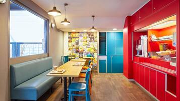 Desayuno buffet diario (EUR 5.90 por persona)