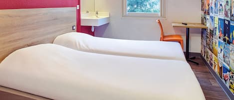Room, 2 Twin Beds (Side Car)- Salle de bain parties communes | Desk, free cots/infant beds, free WiFi, bed sheets
