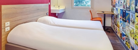 Room, 2 Twin Beds (Side Car)- Salle de bain parties communes | Desk, free cribs/infant beds, free WiFi, bed sheets