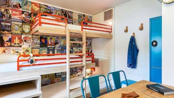 Chambre, plusieurs lits | Bureau, lits bébé (gratuits), Wi-Fi gratuit, draps fournis
