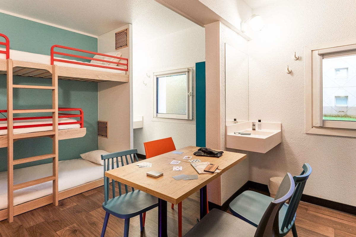 Desk, free cots/infant beds, free WiFi, bed sheets