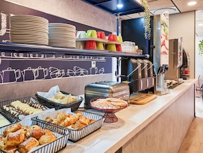 Tägliches Frühstücksbuffet (9.90 EUR pro Person)