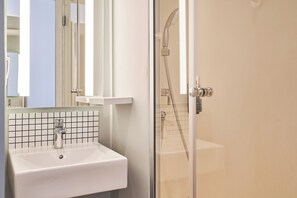 Shower, eco-friendly toiletries, hair dryer, towels - ibis budget Saint Maurice (Saint-Maurice)