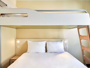 ルーム ベッド (複数台) | デスク、防音設備、ベビーベッド (無料)、WiFi (無料)