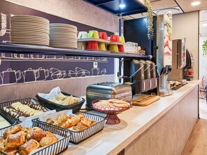 Desayuno buffet (EUR 9.90 por persona) 