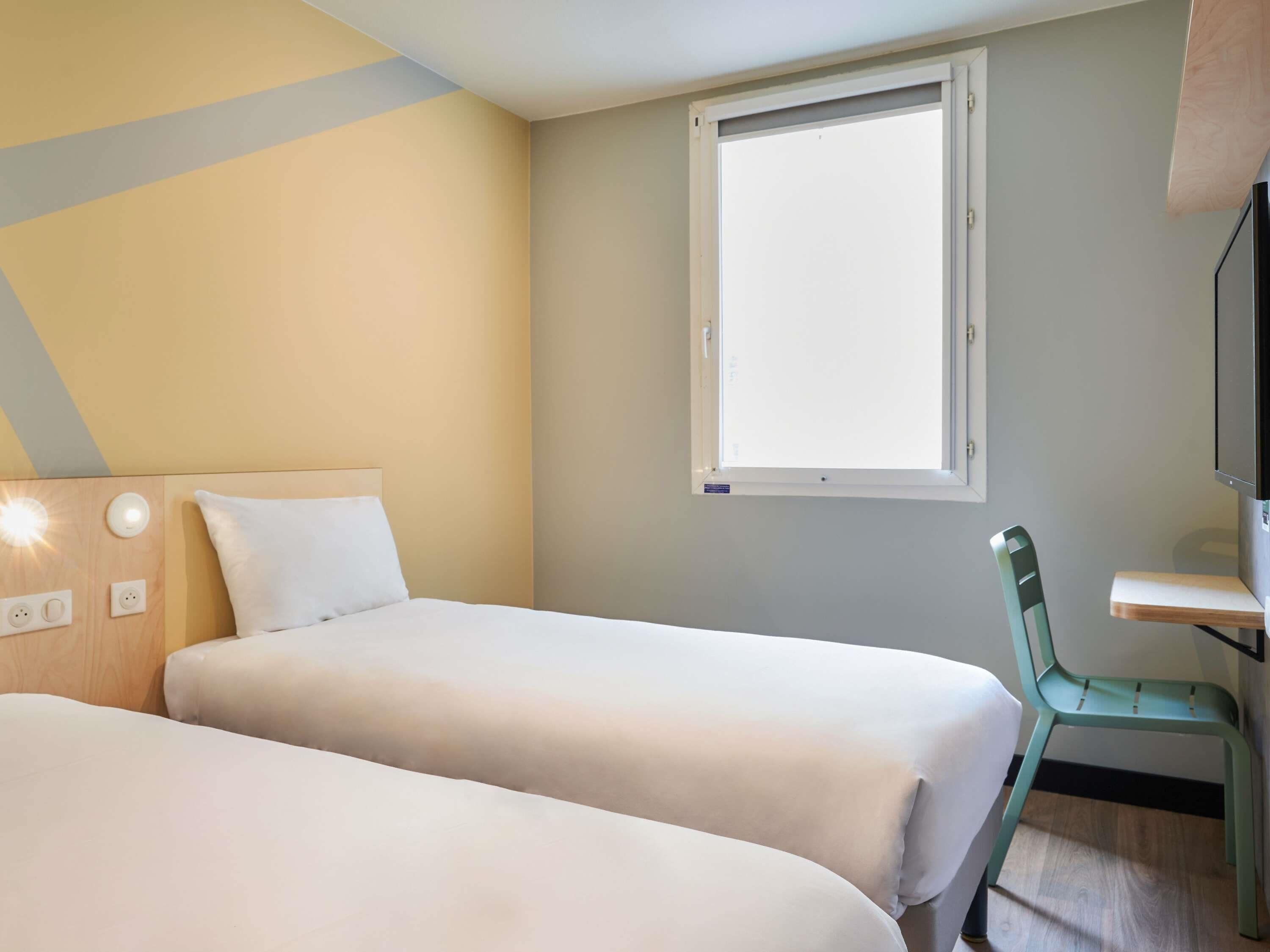 Standard Room, 2 Twin Beds | Desk, soundproofing, free cribs/infant beds, free WiFi