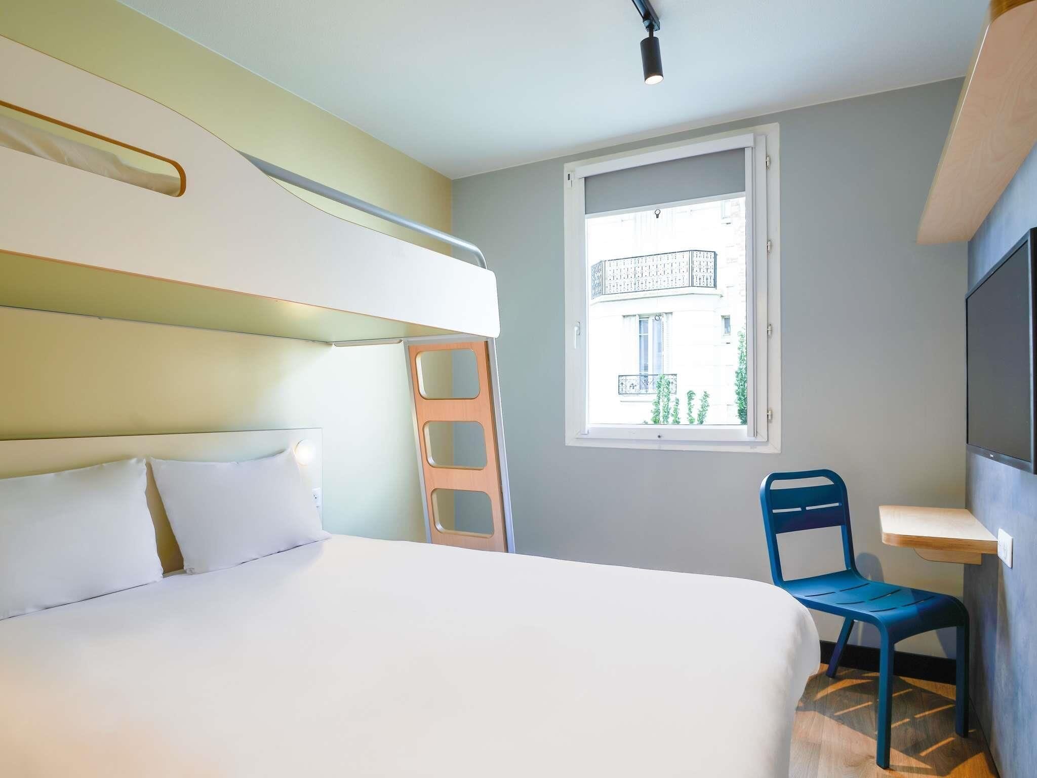 Chambre, plusieurs lits | Bureau, chambres insonorisées, lits bébé (gratuits), Wi-Fi gratuit