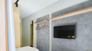 ルーム シングルベッド 3 台 | デスク、防音設備、ベビーベッド (無料)、WiFi (無料)