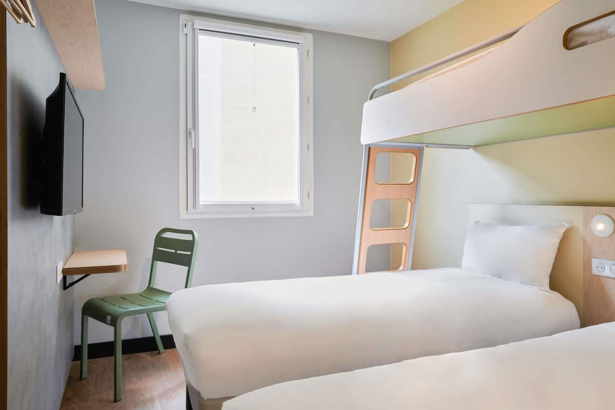 Chambre, 3 lits une place