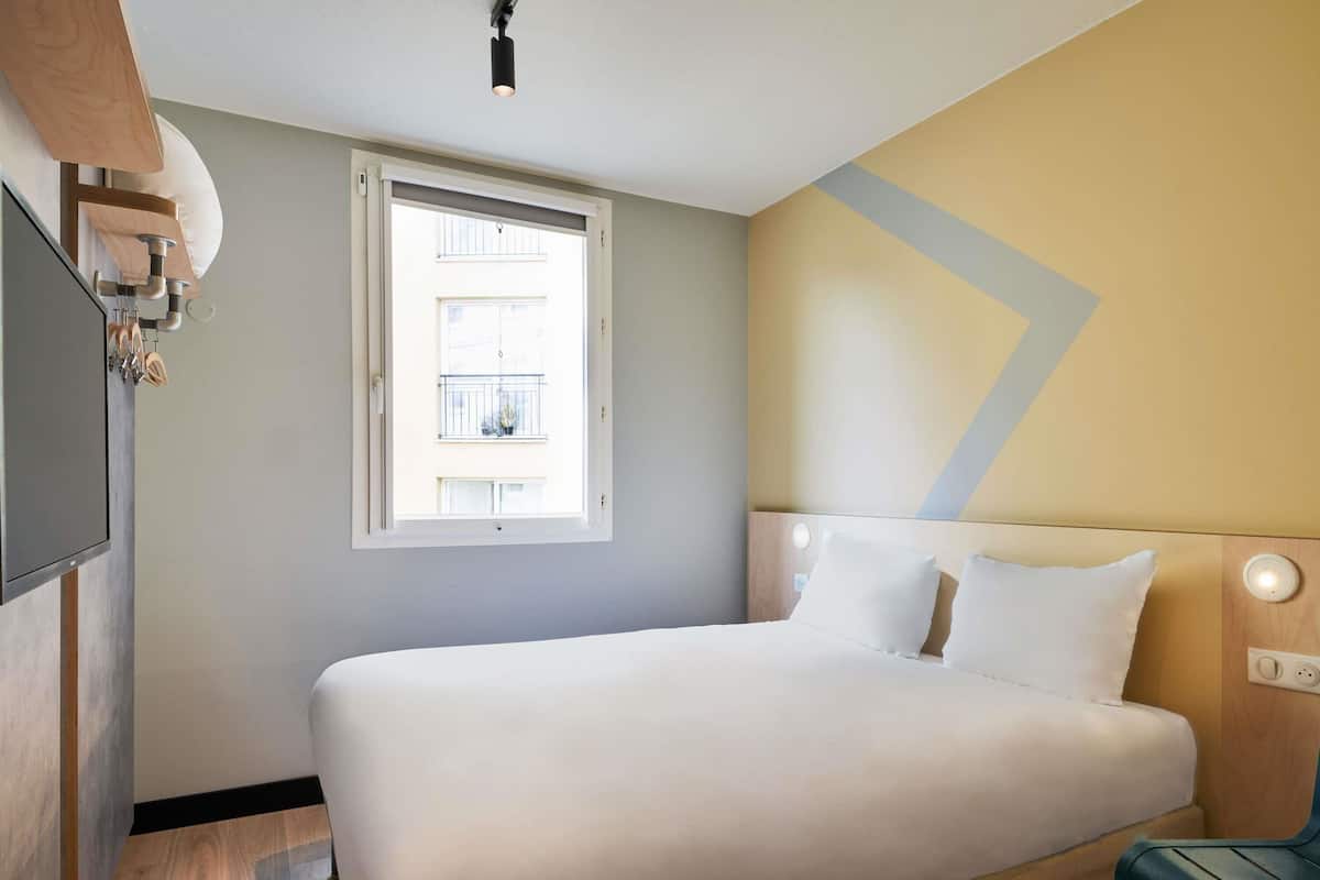 Desk, soundproofing, free cribs/infant beds, free WiFi