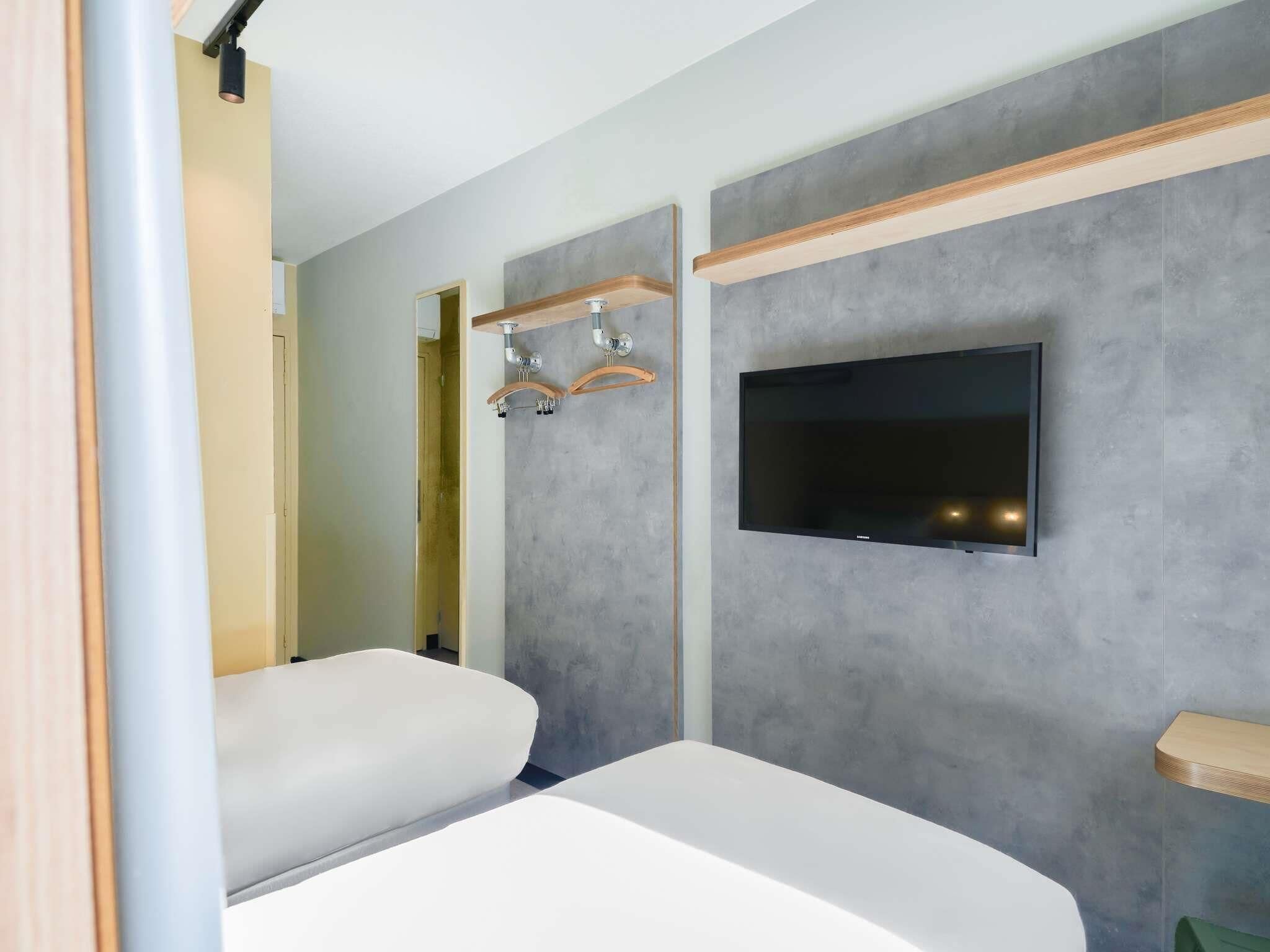 Chambre, 3 lits une place | Bureau, chambres insonorisées, lits bébé (gratuits), Wi-Fi gratuit