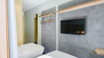 Chambre, 3 lits une place | Bureau, chambres insonorisées, lits bébé (gratuits), Wi-Fi gratuit
