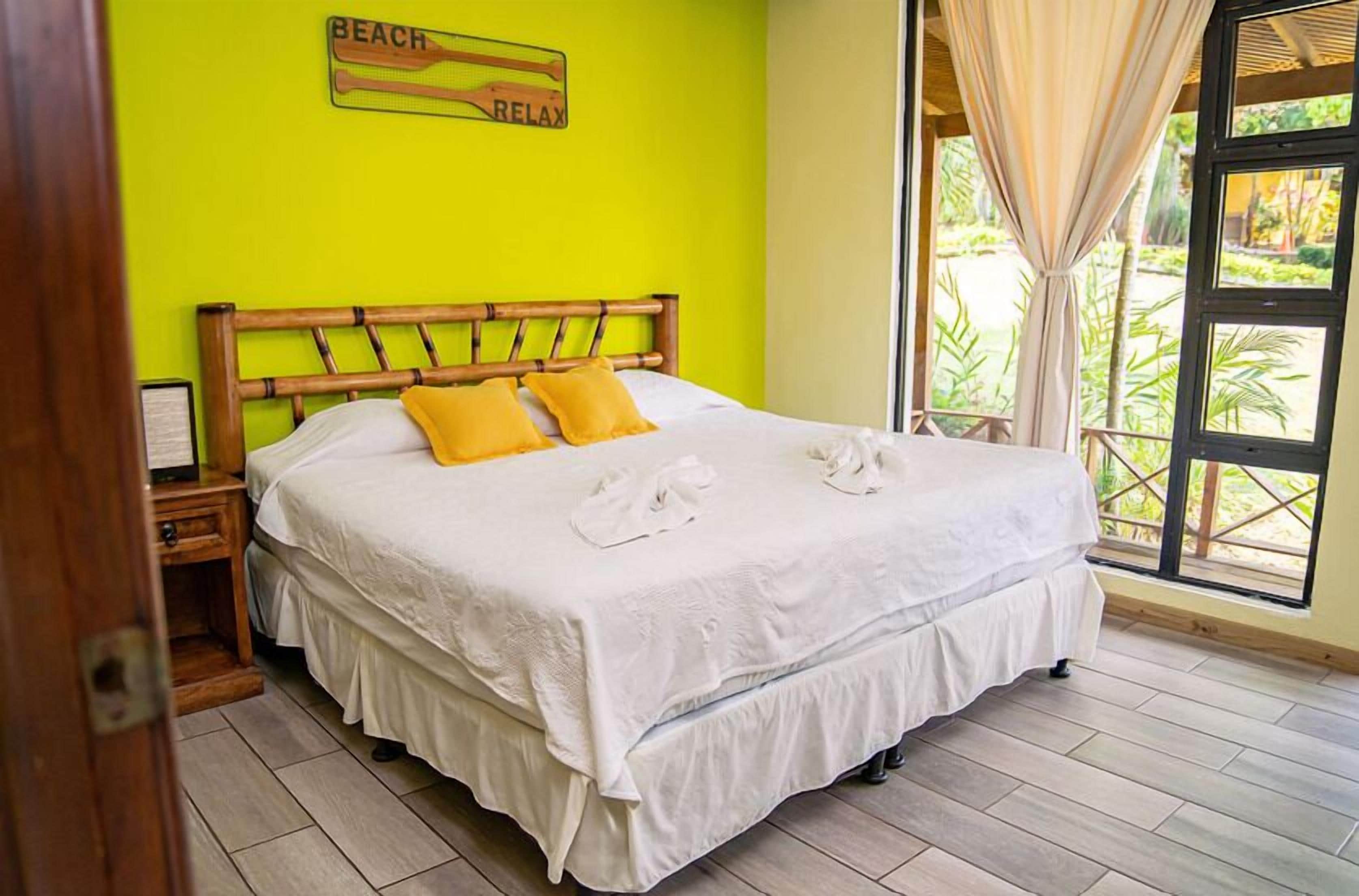 Executive Room, 1 King Bed, Lake View