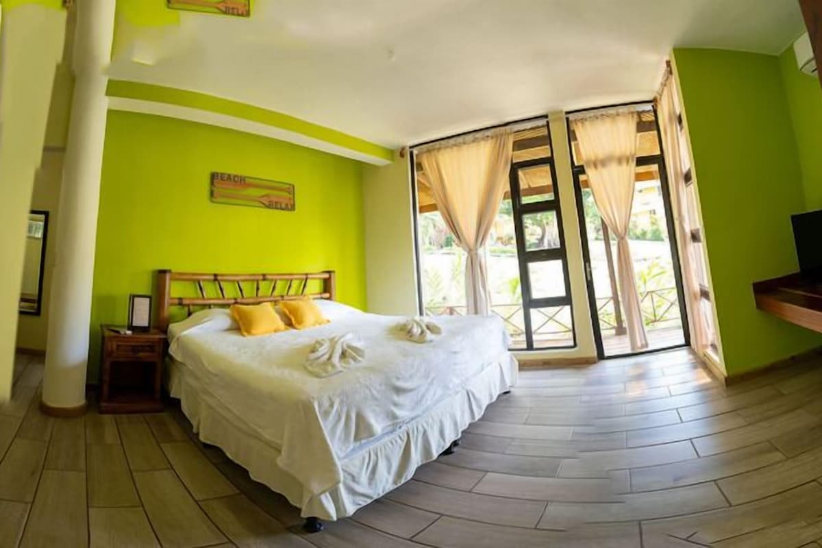 Executive Room, 1 King Bed, Lake View | Bed sheets