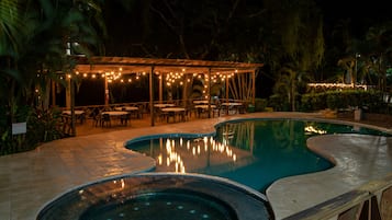 2 outdoor pools