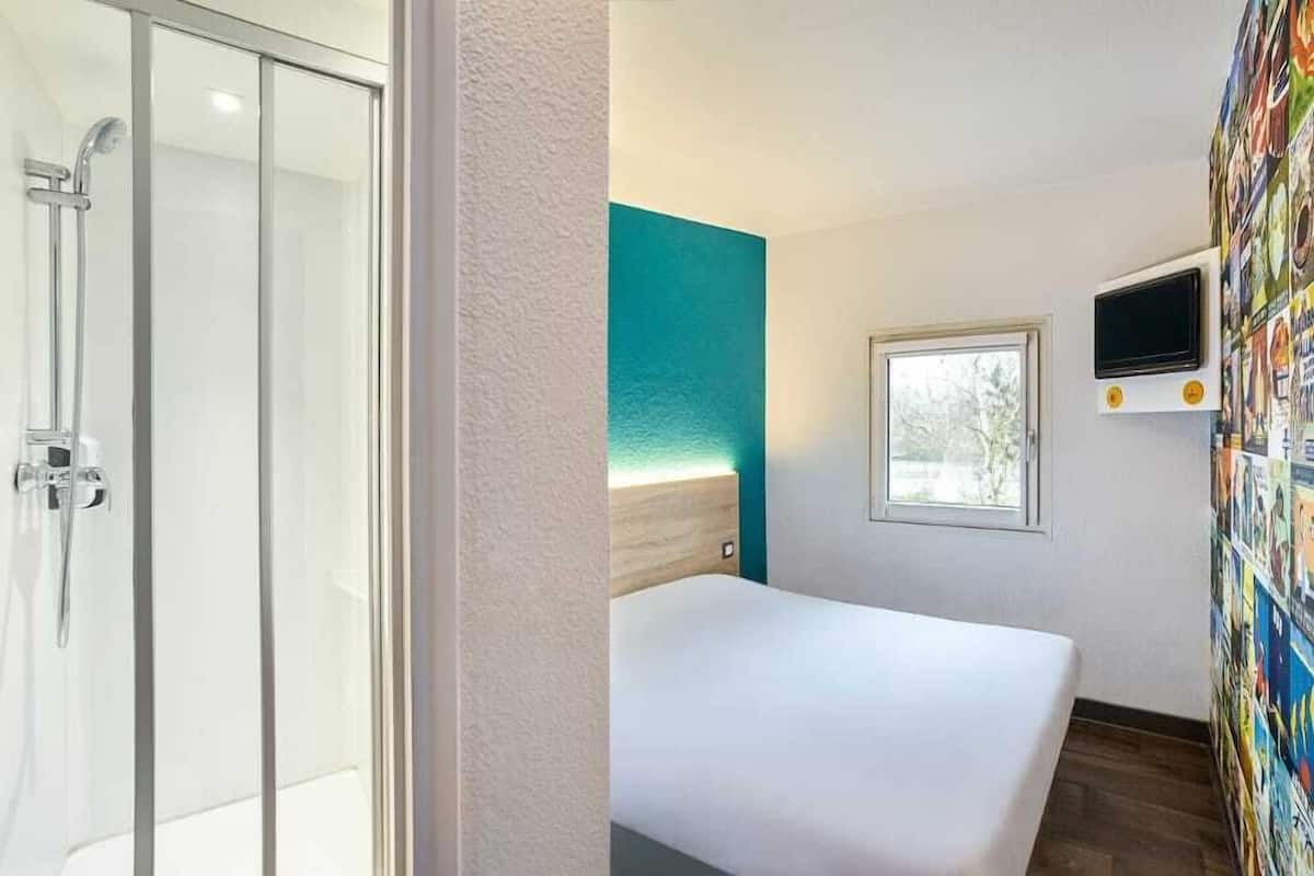 Room, 1 Double Bed, Private Bathroom (Cabrio) | Free WiFi, bed sheets