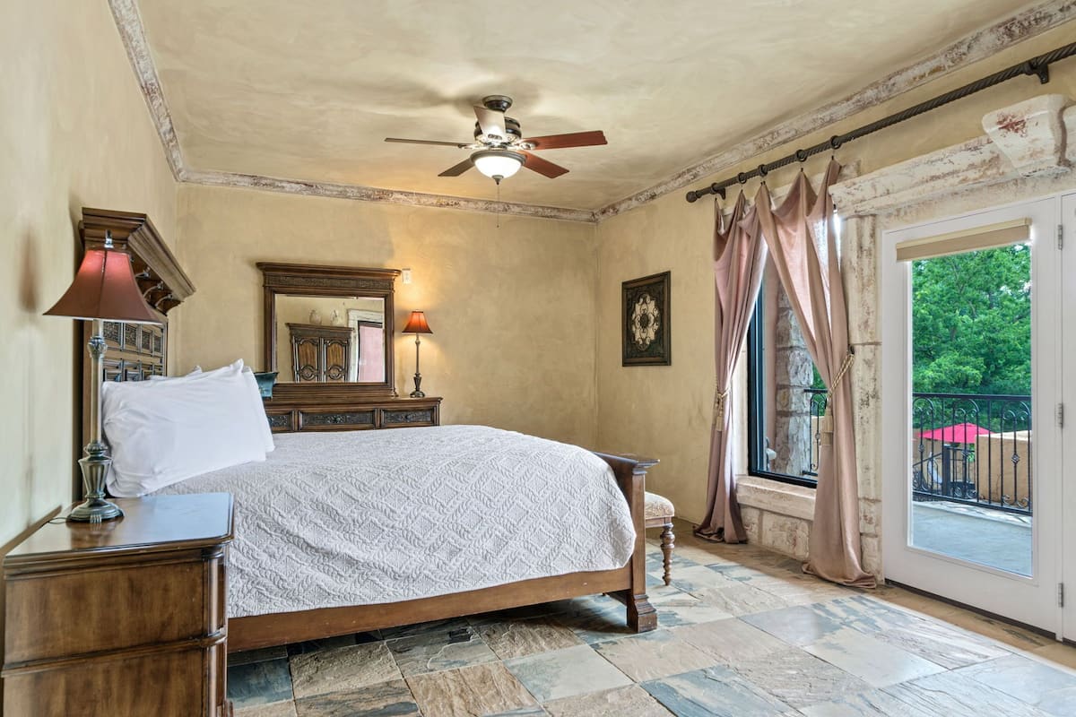Luxury Villa, 1 King Bed, River View (Villa 2) | WiFi (free), bed sheets
