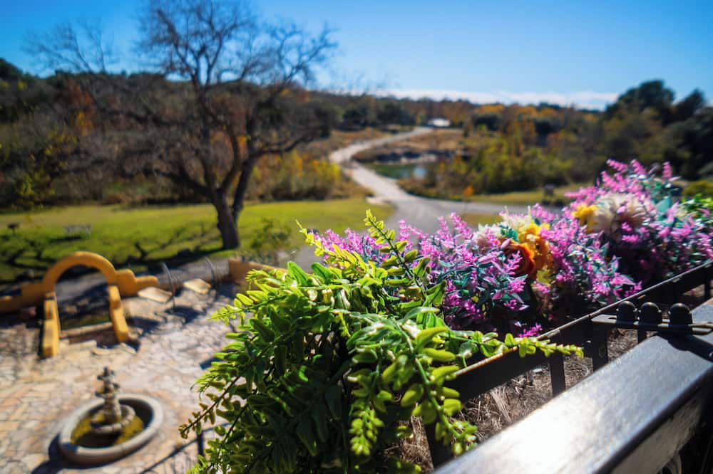 Blanco Riverside Cottages & RV