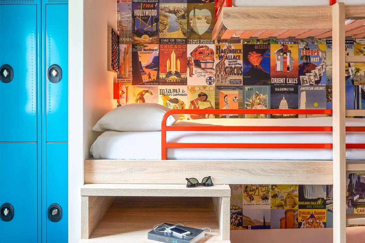Chambre, plusieurs lits | Literie de qualité supérieure, bureau, Wi-Fi gratuit, draps fournis