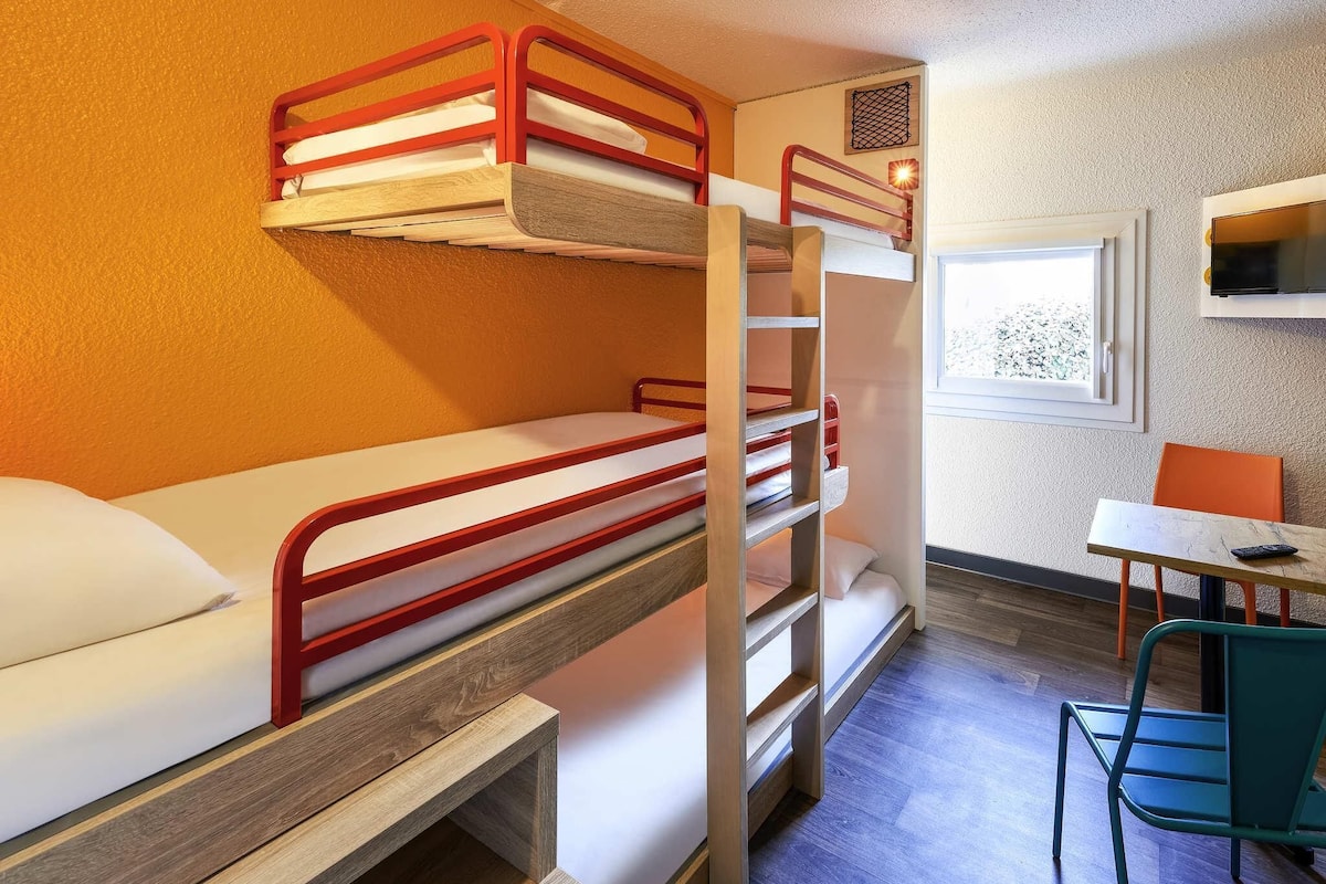 Room, 3 Twin Beds (Break) | Premium bedding, desk, free WiFi, bed sheets
