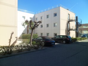 Self-parking (surcharge)