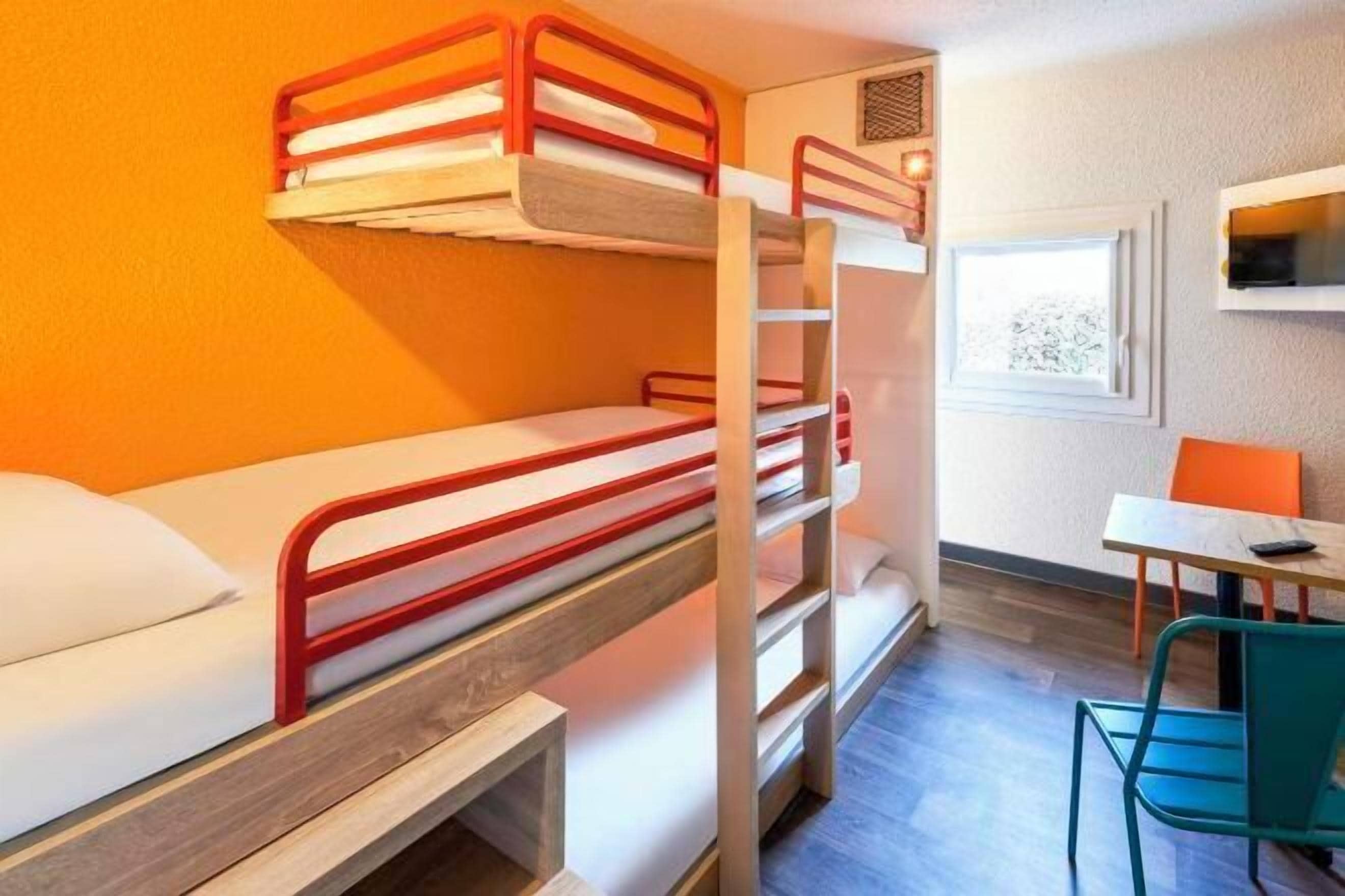 Bộ đồ giường cao cấp, bàn, truy cập Internet không dây miễn phí 