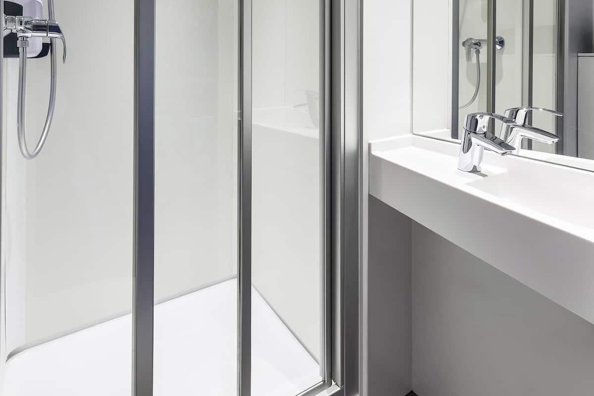 客房, 1 张双人床, 私人浴室 (Cabrio) | 高档床上用品、办公桌、免费 WiFi、床单