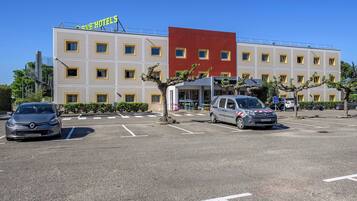 Vista frontal de la propiedad