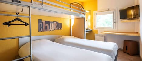 Escritorio, wifi gratis y ropa de cama