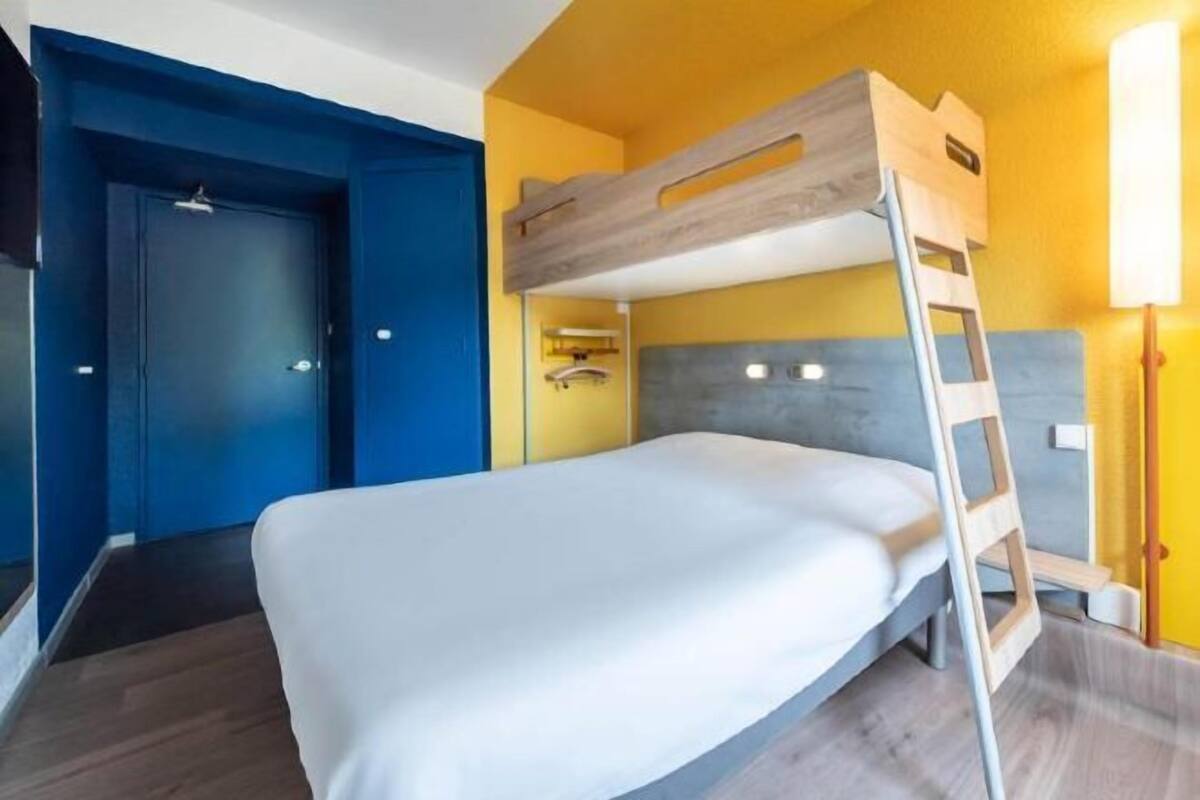 Desk, free WiFi, bed sheets