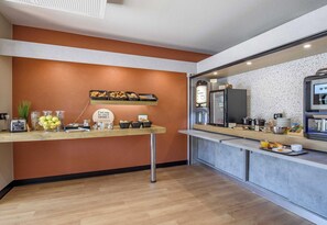 Daily buffet breakfast for a fee - B&B Hotel Nimes Caissargues (Caissargues)