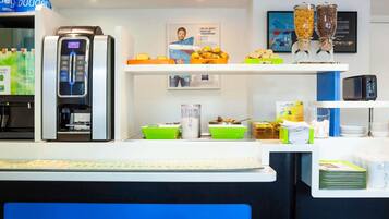 Colazione a buffet, servita tutte le mattine (8.50 EUR a persona)