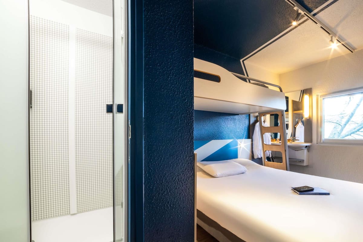 Triple Room, Multiple Beds | Desk, blackout drapes, free WiFi, bed sheets