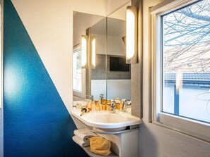 Escritorio, sistema de insonorización, wifi gratis y ropa de cama 