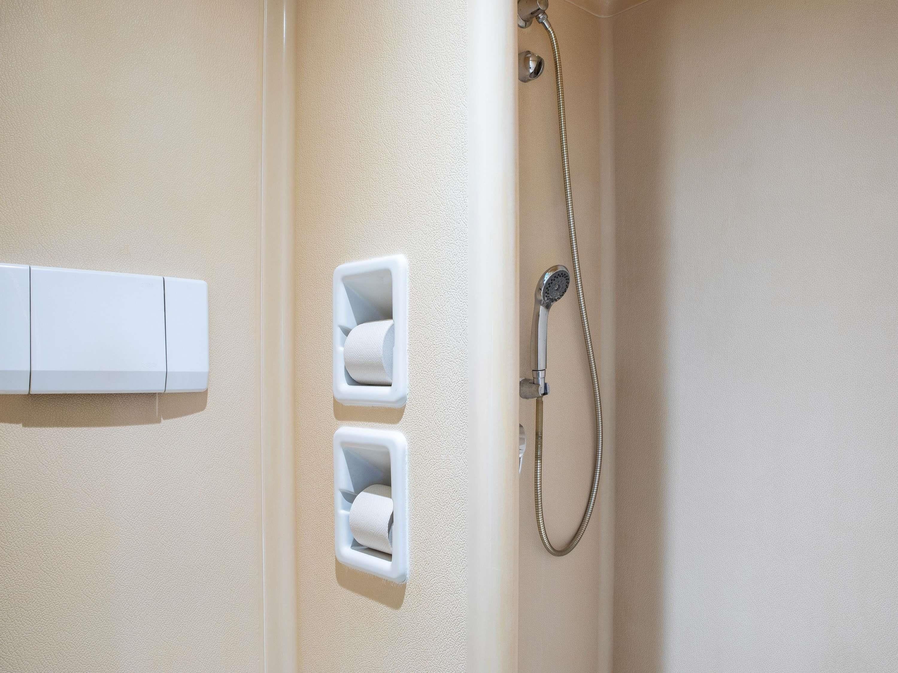 Een douche, een regendouche,  milieuvriendelijk toiletgerief, handdoeken