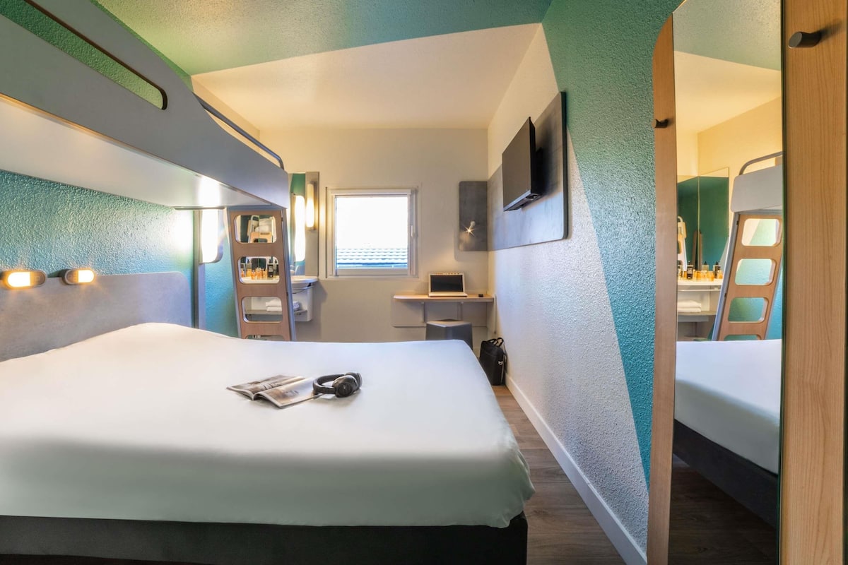 トリプルルーム ベッド (複数台) | デスク、防音設備、WiFi (無料)、ベッドシーツ