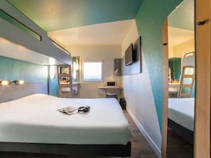 Chambre Triple Standard | Desk, blackout curtains, free WiFi, bed sheets - ibis budget Sucy en Brie (Sucy-en-Brie)