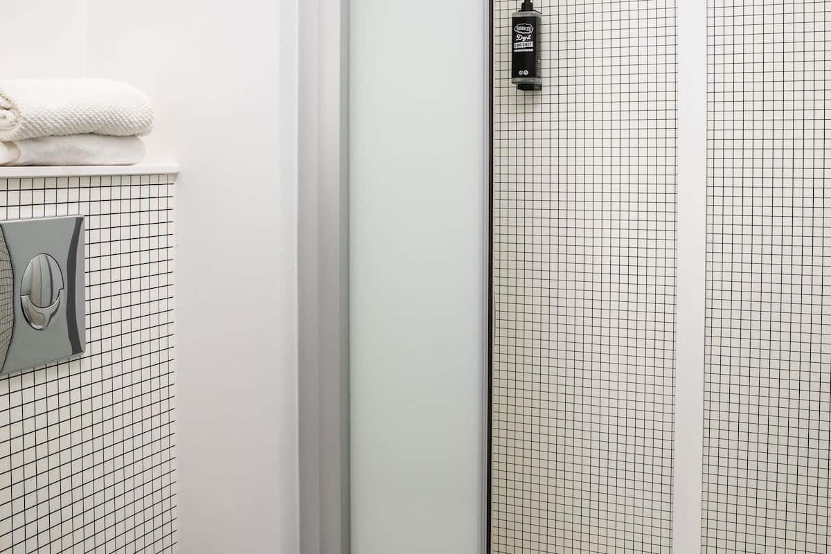 Chambre Triple, plusieurs lits | Bureau, chambres insonorisées, Wi-Fi gratuit, draps fournis