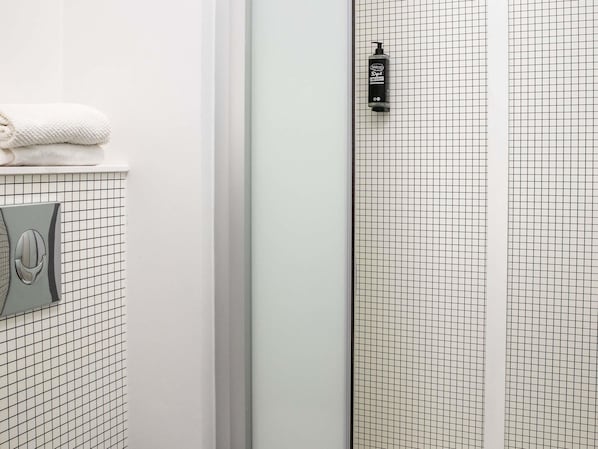 Chambre Triple, plusieurs lits | Bureau, chambres insonorisées, Wi-Fi gratuit, draps fournis