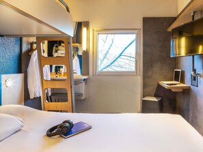 Triple Room, Multiple Beds | Desk, soundproofing, free WiFi, bed sheets - ibis budget Sucy en Brie (Sucy-en-Brie)
